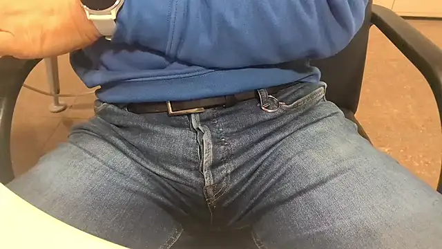 alessandroman2114 online show from November 4, 2025, 5:23 pm