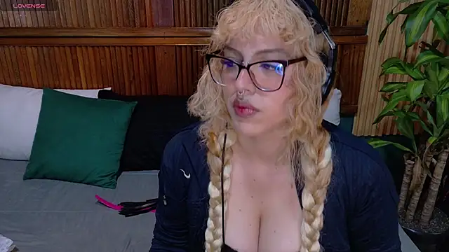 Snapshot of Eli666uwu chatting on October 14, 2025, 9:48 pm Eli666uwu online show from October 14, 2025, 9:48 pm