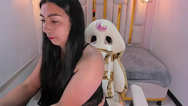 Karla hernandez  online show from February 6, 2025, 10:59 am