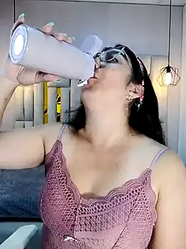 Karla hernandez  online show from February 12, 2025, 2:10 pm