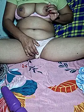 Snapshot of Priya_Bong chatting on April 4, 2026, 2:43 am Priya Bong online show from April 4, 2026, 2:43 am