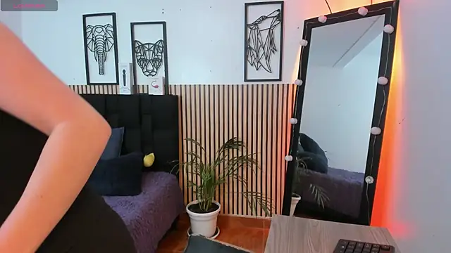 Snapshot of LILA_ELLIOT chatting on October 14, 2025, 7:47 pm LILA ELLIOT online show from October 14, 2025, 7:47 pm