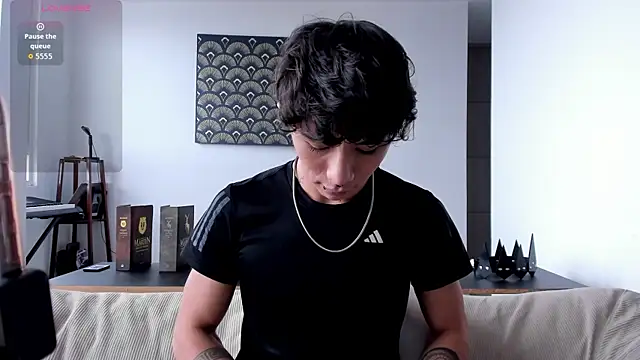 im  thomass online show from November 28, 2025, 8:33 pm