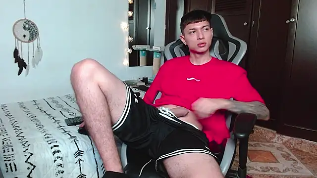 Snapshot of aaron_blug chatting on December 10, 2024, 2:05 am aaron blug online show from December 10, 2024, 2:05 am