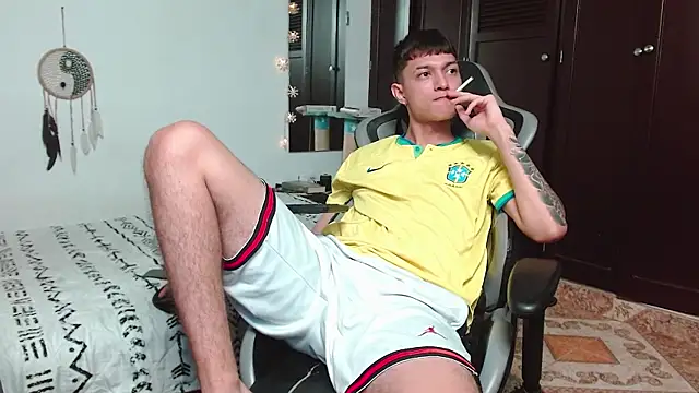 Snapshot of aaron_blug chatting on December 11, 2024, 1:47 am aaron blug online show from December 11, 2024, 1:47 am