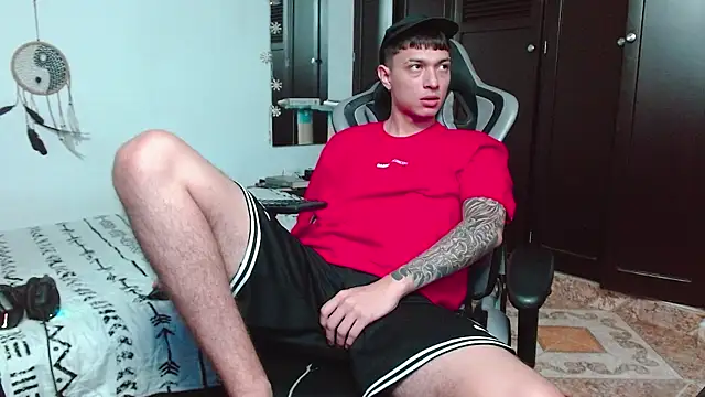 Snapshot of aaron_blug chatting on December 12, 2024, 12:38 am aaron blug online show from December 12, 2024, 12:38 am