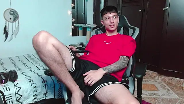 Snapshot of aaron_blug chatting on December 12, 2024, 3:43 am aaron blug online show from December 12, 2024, 3:43 am