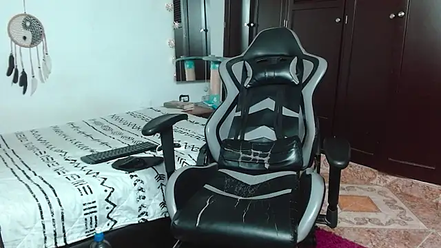 Snapshot of aaron_blug chatting on December 17, 2024, 2:44 am aaron blug online show from December 17, 2024, 2:44 am