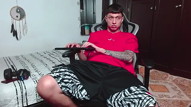 Snapshot of aaron_blug chatting on December 20, 2024, 7:33 am aaron blug online show from December 20, 2024, 7:33 am