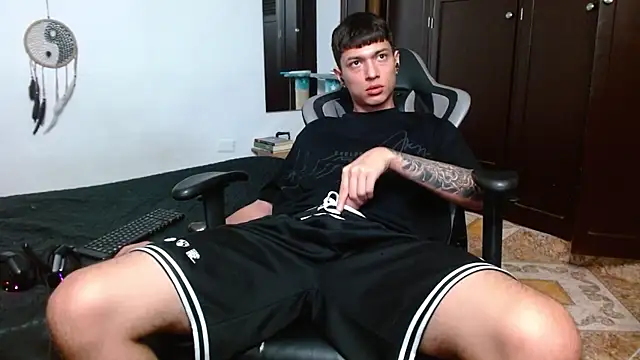 Snapshot of aaron_blug chatting on January 19, 2025, 2:57 am aaron blug online show from January 19, 2025, 2:57 am