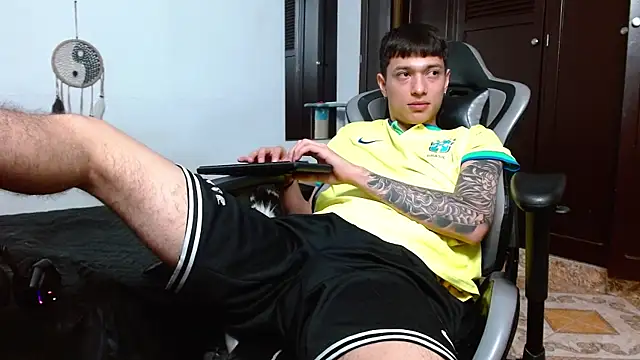 Snapshot of aaron_blug chatting on January 21, 2025, 5:27 am aaron blug online show from January 21, 2025, 5:27 am