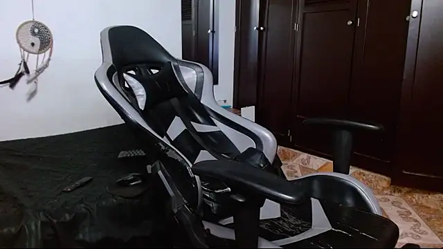 Snapshot of aaron_blug chatting on January 25, 2025, 2:04 am aaron blug online show from January 25, 2025, 2:04 am