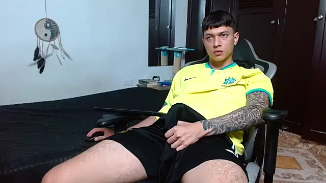 Snapshot of aaron_blug chatting on February 1, 2025, 12:18 am aaron blug online show from February 1, 2025, 12:18 am