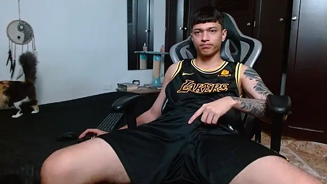 Snapshot of aaron_blug chatting on February 5, 2025, 3:23 am aaron blug online show from February 5, 2025, 3:23 am