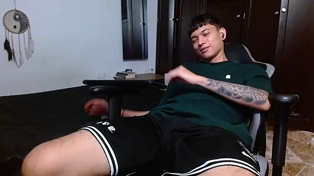 Snapshot of aaron_blug chatting on February 11, 2025, 4:01 am aaron blug online show from February 11, 2025, 4:01 am