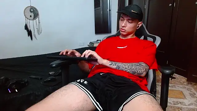 Snapshot of aaron_blug chatting on February 19, 2025, 4:55 am aaron blug online show from February 19, 2025, 4:55 am