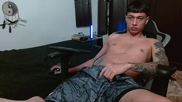 Snapshot of aaron_blug chatting on September 30, 2025, 12:15 am aaron blug online show from September 30, 2025, 12:15 am