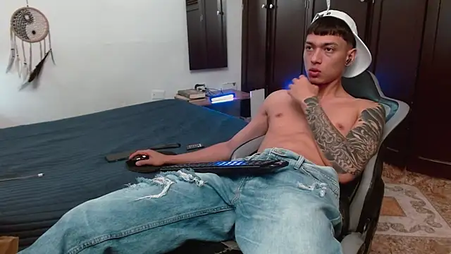 aaron blug online show from November 30, 2025, 2:32 pm