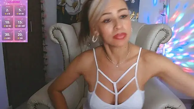 Snapshot of Isabelhot1 chatting on April 16, 2026, 9:50 pm Isabelhot1 online show from April 16, 2026, 9:50 pm