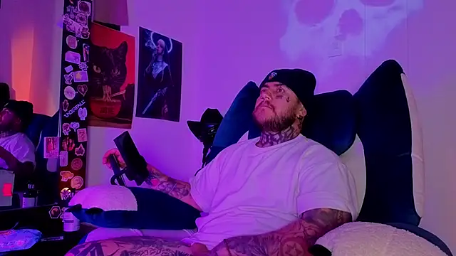 Snapshot of Ash_gusbig chatting on October 28, 2025, 3:32 am Ash gusbig online show from October 28, 2025, 3:32 am