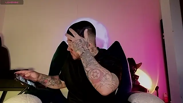 Snapshot of Ash_gusbig chatting on November 13, 2025, 4:00 am Ash gusbig online show from November 13, 2025, 4:00 am