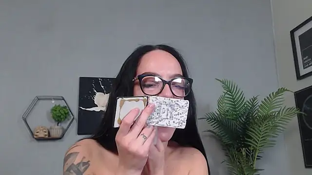 IzabelllNoir online show from April 30, 2026, 5:47 am
