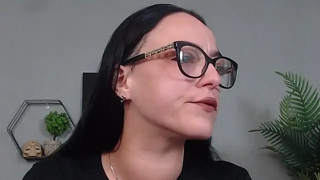 IzabelllNoir online show from May 3, 2026, 9:04 am