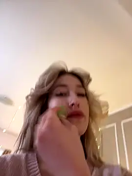 SerenaBennet online show from December 23, 2025, 8:34 am