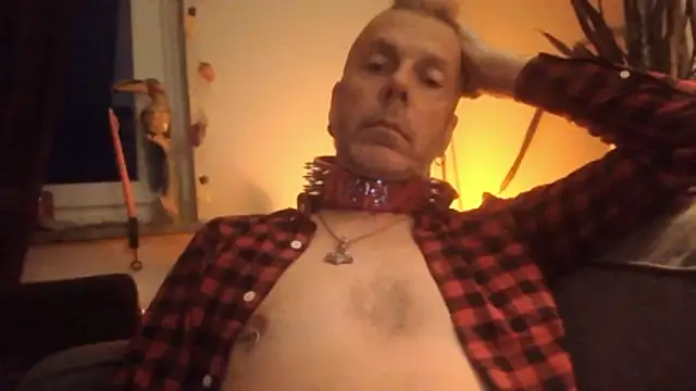 Snapshot of SHARPSkinhead chatting on June 5, 2026, 9:09 pm SHARPSkinhead online show from June 5, 2026, 9:09 pm