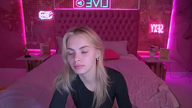 ChloeBrightt online show from November 3, 2025, 9:48 pm