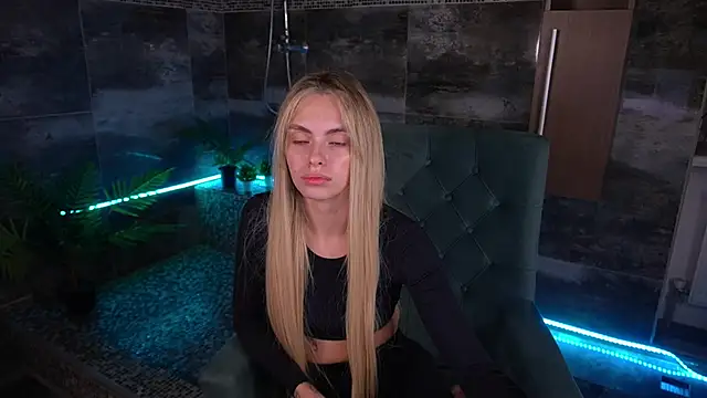 ChloeBrightt online show from November 7, 2025, 8:42 pm