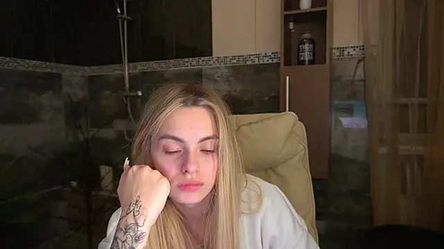 ChloeBrightt online show from December 17, 2025, 8:48 pm