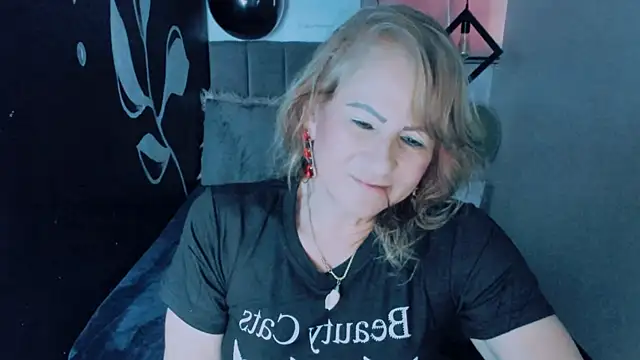 Snapshot of ScarletHoot_ chatting on December 6, 2024, 5:55 pm ScarletHoot  online show from December 6, 2024, 5:55 pm