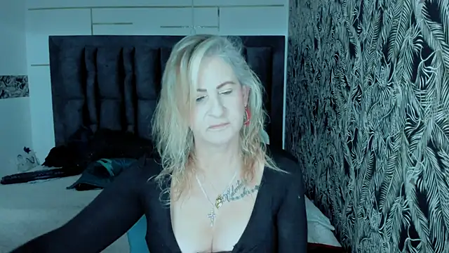 Snapshot of ScarletHoot_ chatting on September 24, 2025, 12:08 pm ScarletHoot  online show from September 24, 2025, 12:08 pm