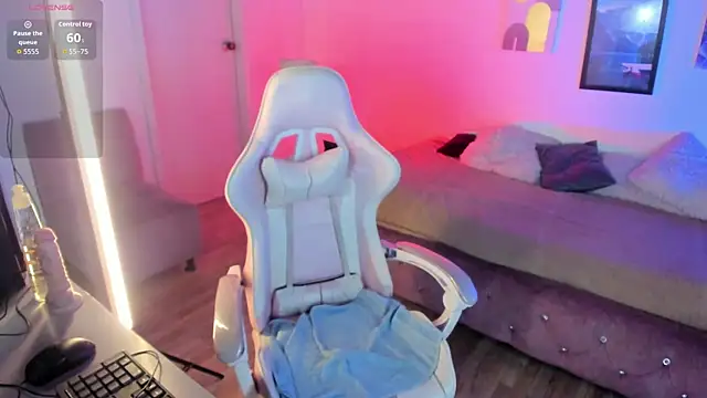 Aliciia cute1 online show from October 17, 2025, 10:12 pm