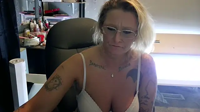 Lisalovely6981 online show from January 8, 2025, 10:26 am