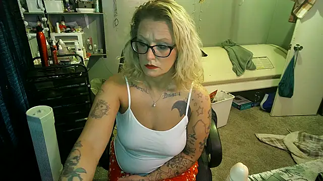 Lisalovely6981 online show from February 21, 2025, 1:00 pm