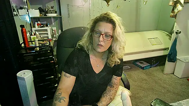 Lisalovely6981 online show from February 25, 2025, 12:24 pm