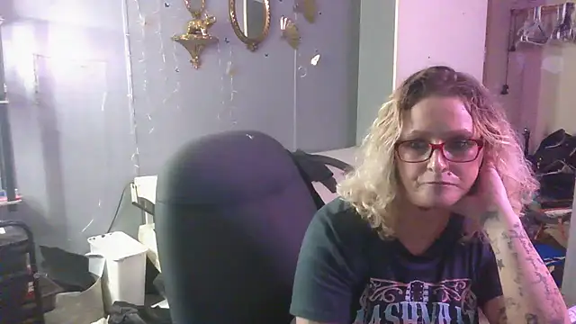 Lisalovely6981 online show from March 17, 2025, 4:22 pm
