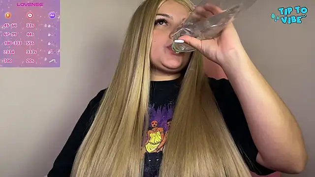 SweetPaige  online show from December 18, 2024, 10:57 pm