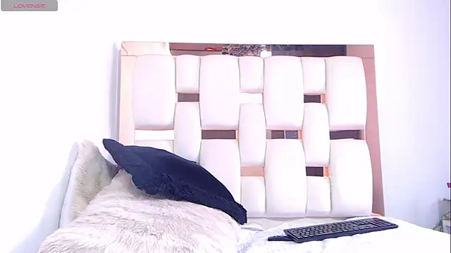 ItsVenuss online show from March 17, 2026, 6:11 pm