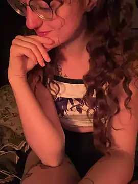 Snapshot of _foxygirl_ chatting on December 7, 2024, 9:55 pm  foxygirl  online show from December 7, 2024, 9:55 pm