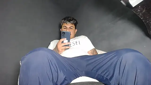 Snapshot of DickMasterfindom chatting on February 10, 2025, 5:47 am DickMasterfindom online show from February 10, 2025, 5:47 am