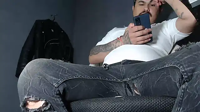 Snapshot of DickMasterfindom chatting on February 28, 2025, 5:15 am DickMasterfindom online show from February 28, 2025, 5:15 am