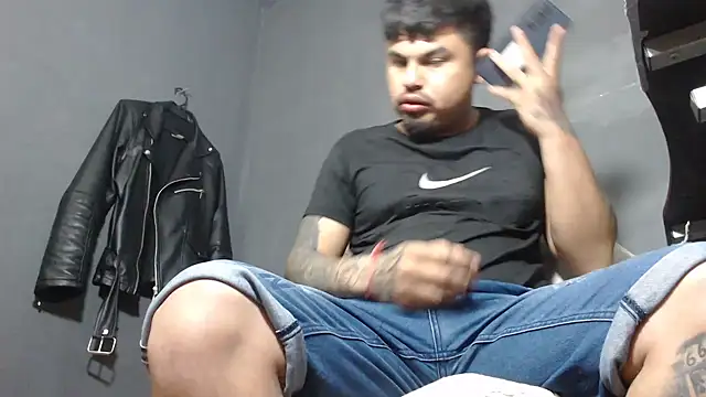 Snapshot of DickMasterfindom chatting on March 23, 2025, 5:10 am DickMasterfindom online show from March 23, 2025, 5:10 am