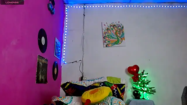 Snapshot of sensitive_brunette chatting on January 4, 2025, 2:35 am sensitive brunette online show from January 4, 2025, 2:35 am