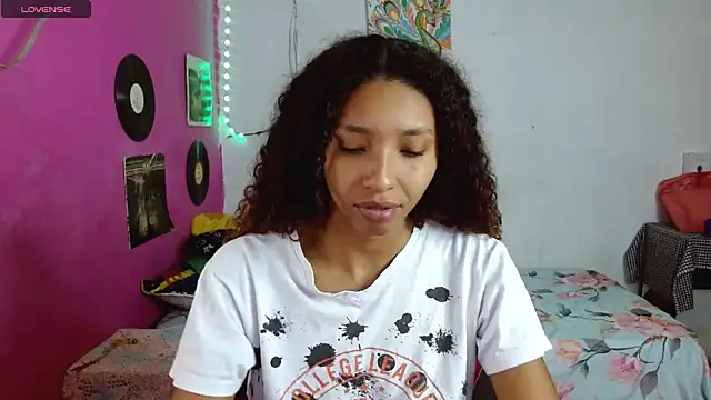 Snapshot of sensitive_brunette chatting on February 10, 2025, 12:19 am sensitive brunette online show from February 10, 2025, 12:19 am