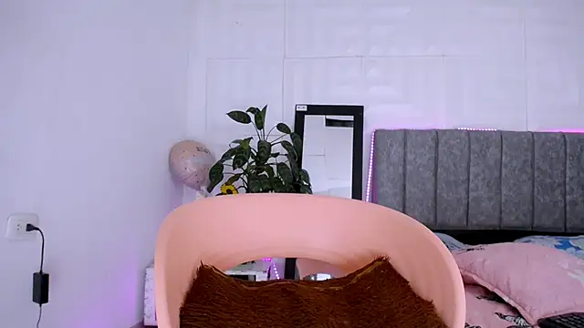 nataly red online show from November 11, 2025, 2:22 am