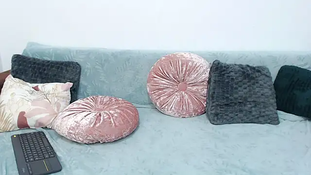 RebecaMur online show from September 19, 2025, 5:02 pm