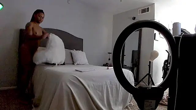 yiauana online show from October 20, 2025, 1:06 am